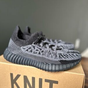 Adidas Yeezy 350 V2 CMPCT sneakers in excellent condition